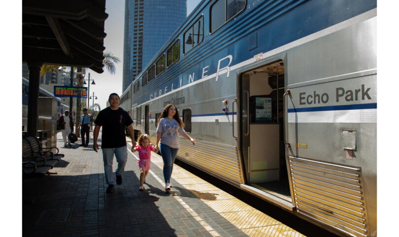 Amtrak Pacific Surfliner y SeaWorld San Diego forman una nueva alianza para ofrecer descuentos en viajes y entradas
